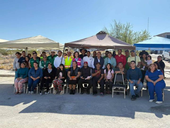 Sara Pérez Cantú escucha a vecinos de Valle del Riel en Frontera
