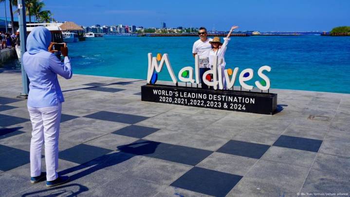 Cuál es el país que les prohíbe fumar a todos los jóvenes, incluidos los turistas