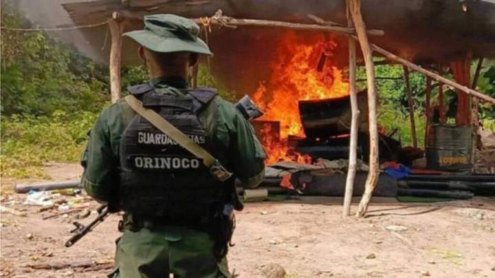 Militares desmantelan campamento de minería ilegal en Amazonas