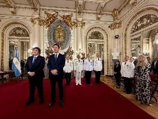 En una ceremonia que no llegó a los diez minutos, Milei encabezó la Entrega de Sables a las Fuerzas Armadas