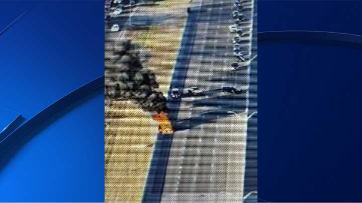 Auto se incendia en la I-69 en Edinburg y desvían el tránsito