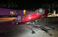 Abandona su vehículo tras volcar sobre El Toreo
