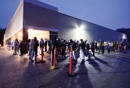 Personas en busca de trabajo acuden en masa a la feria de empleo