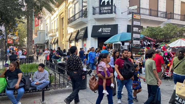 Regios llenan comercios del centro de Monterrey durante tercer día del Buen Fin