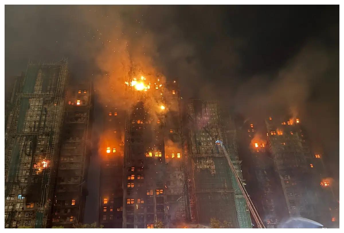 “Las alarmas no sonaron”: incendio en complejo residencial en Hong Kong suma 94 muertos
