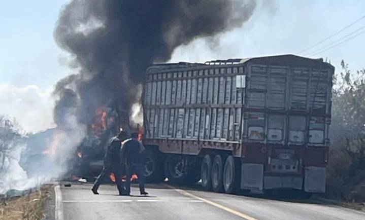 Suman 6 municipios con bloqueos y quemas de vehículos en Michoacán