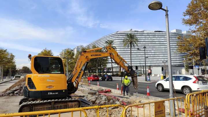 Un carril adicional mejorará la movilidad de la EMT en el entorno del Roig Arena