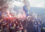 Espectacular recibimiento de la afición de la Real al equipo
