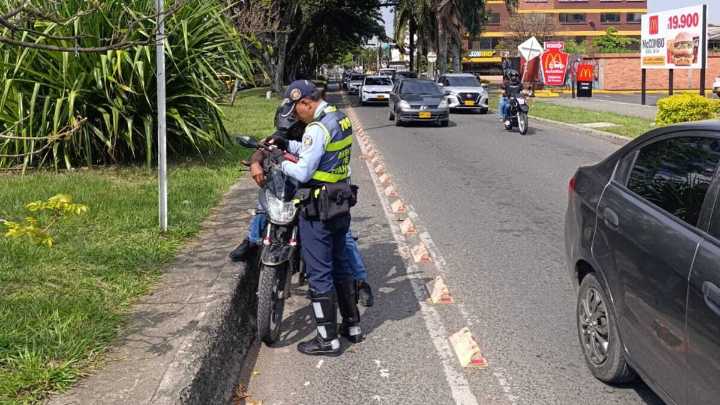 El respeto a los carriles exclusivos de los ciclistas y del sistema MIO, una labor que se ha vuelto titánica ante la falta de cultura vial en Cali
