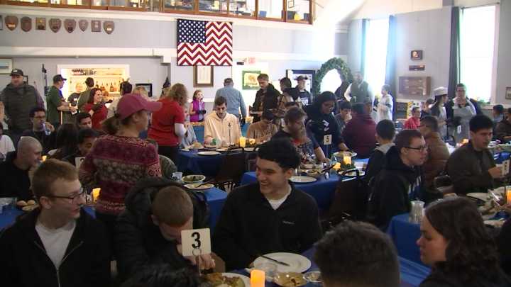 ‘A tight-knit community’: Veterans serve sailors away from home for Thanksgiving – NBC Connecticut