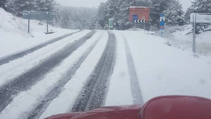 La nieve en Teruel causa problemas en las carreteras de la Sierra de Albarracín