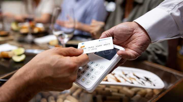 Compras con tarjeta de crédito saldrán más caras en noviembre: Estas son las nuevas tasas de usura vigentes