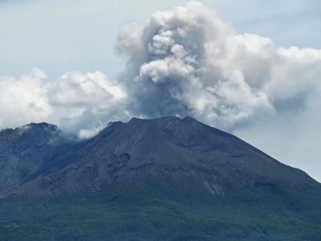 Ashfall cancels flights, Japan's Sakurajima volcano erupts