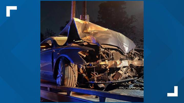 East Point city government reports car struck power pole overnight