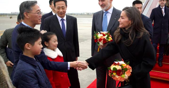 Los Reyes aterrizan en Chengdú para iniciar su viaje oficial a China