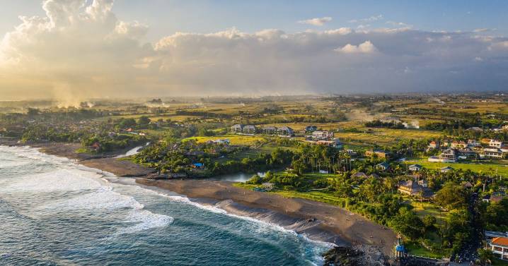 Man drops camera into ocean and captures species that has left experts baffled
