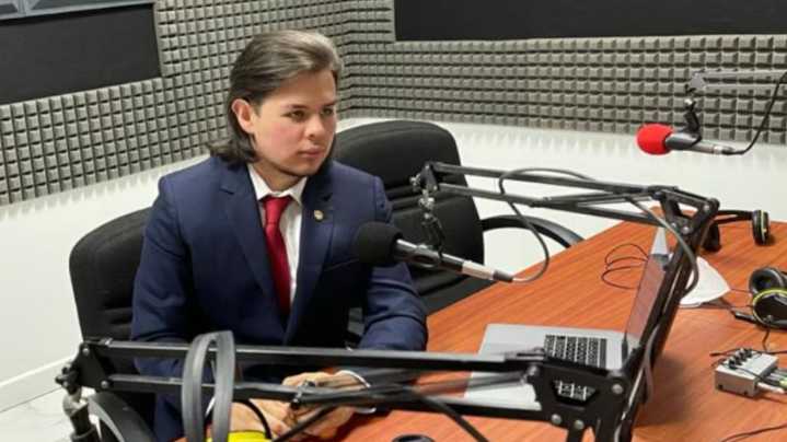 Hijo de Jorge Barón denuncia lujos de Verónica Alcocer durante la Semana de la Moda en París