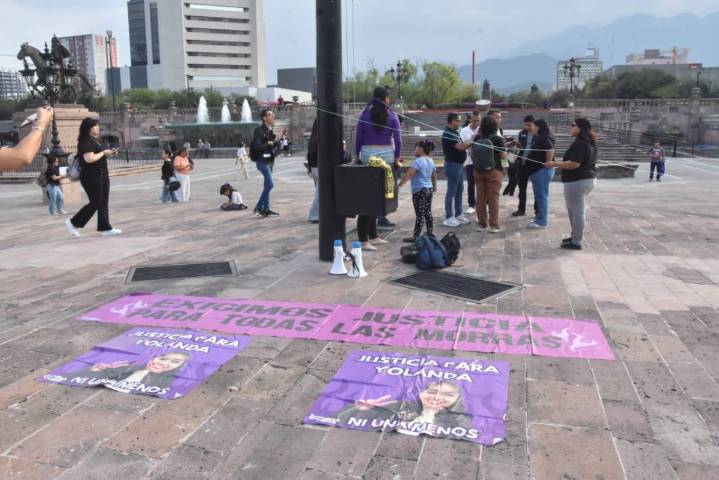 Marchan en Monterrey en el Día Internacional de la Eliminación de la Violencia contras las Mujeres