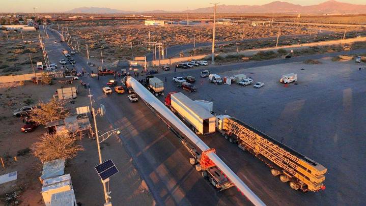 Se mantiene bloqueo de agricultores en el puente Santa Teresa