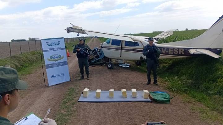 Cayó una avioneta cargada con cocaína en Arequito: Gendarmería custodia la aeronave e investigan el origen del vuelo