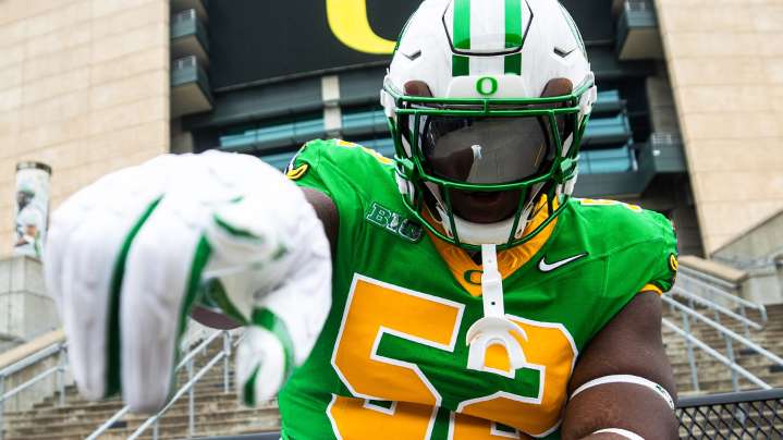 See photos of Oregon football's uniforms against…