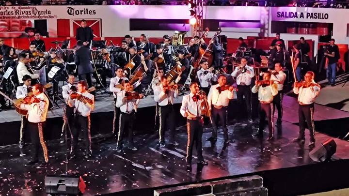 Exitosa función orquesta-mariachi en concierto