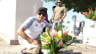 ‘Aunque solo la recuerdo en fotos, siempre la tengo presente’: Omar honra a su madre en el Día de Muertos