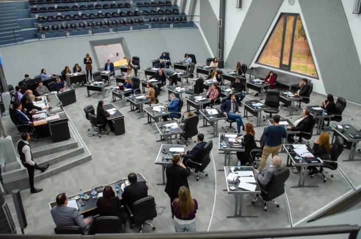 Aprobaron el pase a planta permanente de los contratados de los tres poderes