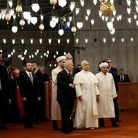 Crowd braves rain to flock to Pope Leo's mass in Istanbul