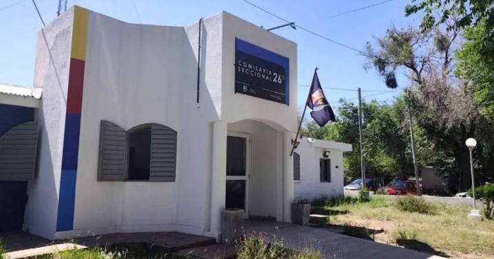 Dos hombres armados asaltaron una vivienda en pleno mediodía en el centro de Merlo