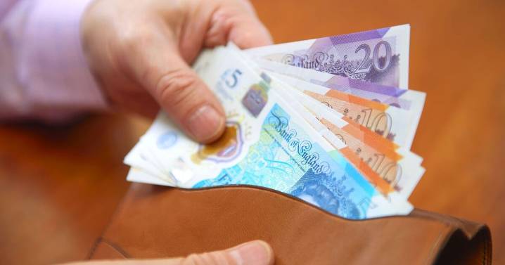 DWP to hand £785 to UK households before Christmas