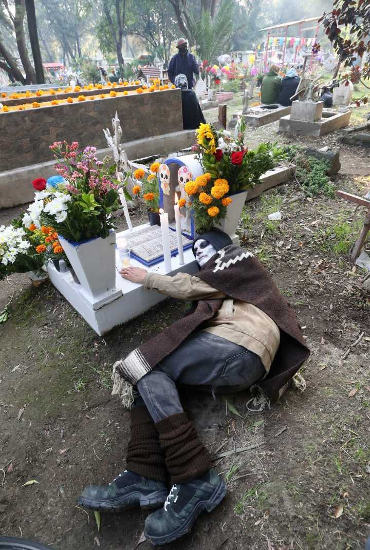 Horas de vigilia en panteones devinieron en pícnic familiar, al concluir el Día de Muertos