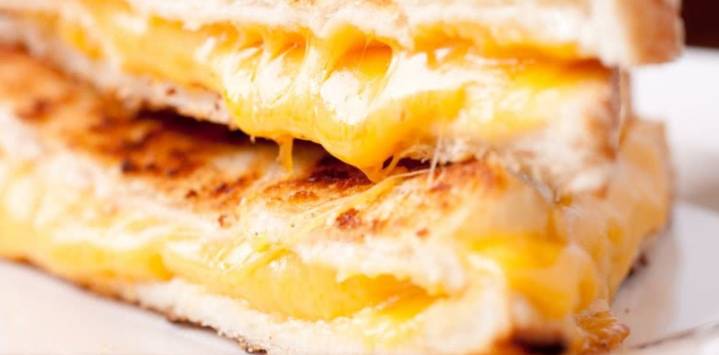 Cómo hacer un "grilled cheese sandwich" perfecto y crujiente en la "air fryer": un clásico listo en 10 minutos