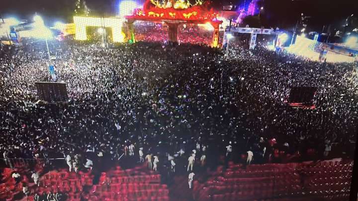 Crowd Surge at Shreya Ghoshal’s Concert in Cuttack Bali Yatra, Two Fans Faint