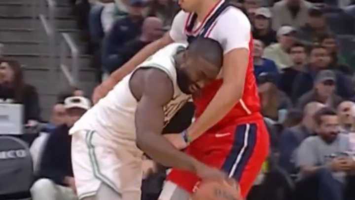 El misterio de una estrella NBA: ¿Por qué se le destiñe el pelo y mancha las camisetas de los rivales?