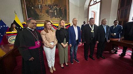 CLET condecora al doctor Alexander Krinitzky