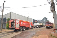 Controlaron el incendio en el frigorífico San Isidro de Garupá y liberan el tránsito por la ruta 12