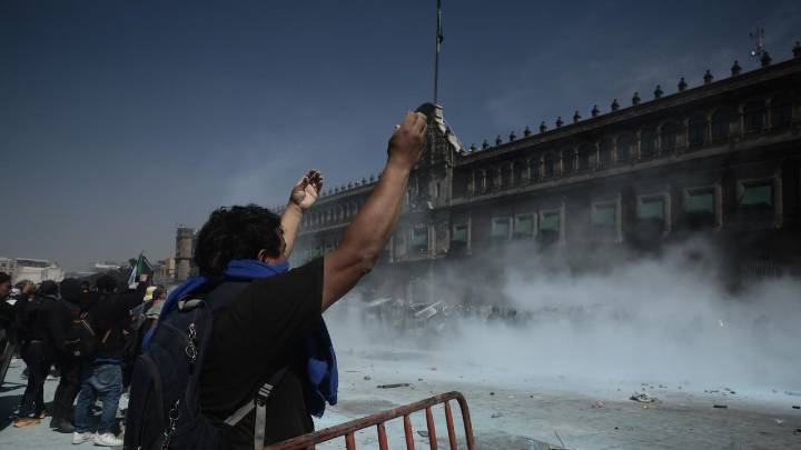 Manifestantes derriban las barreras que protegían el Palacio de Gobierno de México y sostienen enfrentamientos con la policía