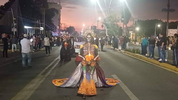 Tradición y color llenan las calles en el desfile estatal de Catrinas y Catrines