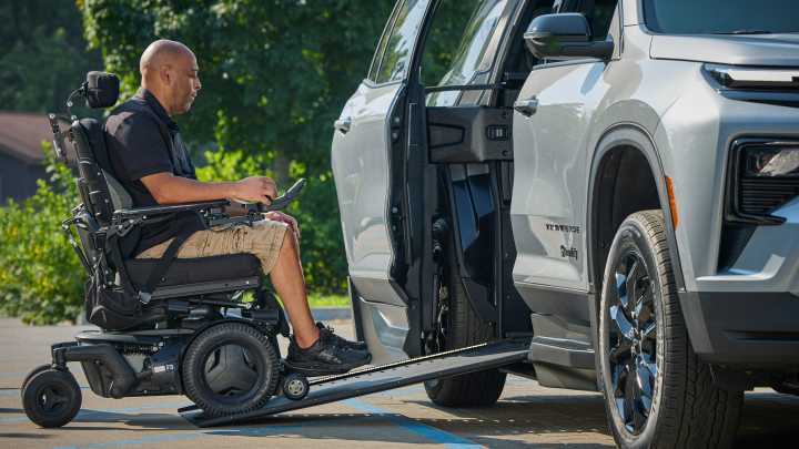 Why Ella Langley presented a Chevrolet Traverse SUV at the CMA Awards