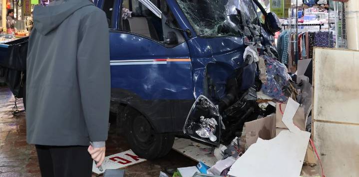 Camión en Corea del Sur se sale de control y mata a dos personas;...