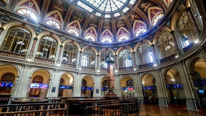 El Ibex 35 supera los 16.600 puntos y conquista su tercer máximo histórico consecutivo aupado por la banca