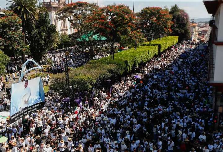 Multitudinaria marcha en Uruapan en exigencia de justicia por el asesinato de Carlos Manzo