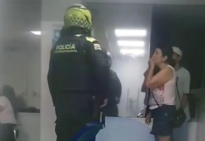 Joven golpeó a su madre delantede Policías en la clínica Cehoca