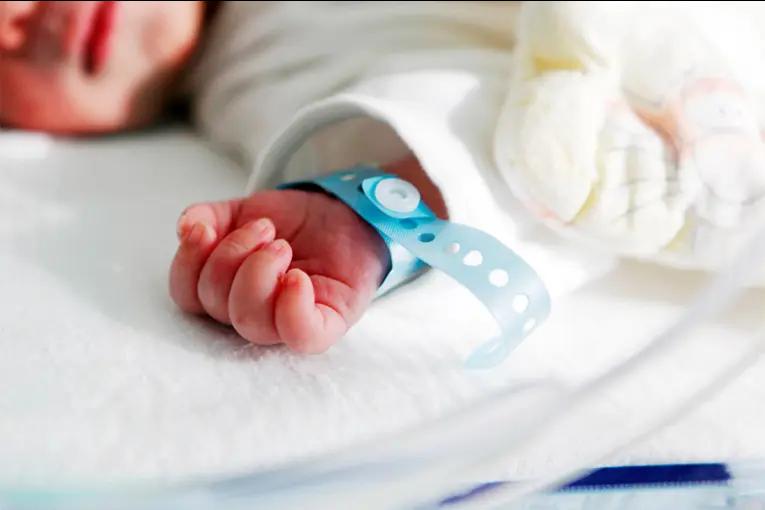 Juez autorizó la cirugía a un bebé: sus padres son Testigos de Jehová y se oponen