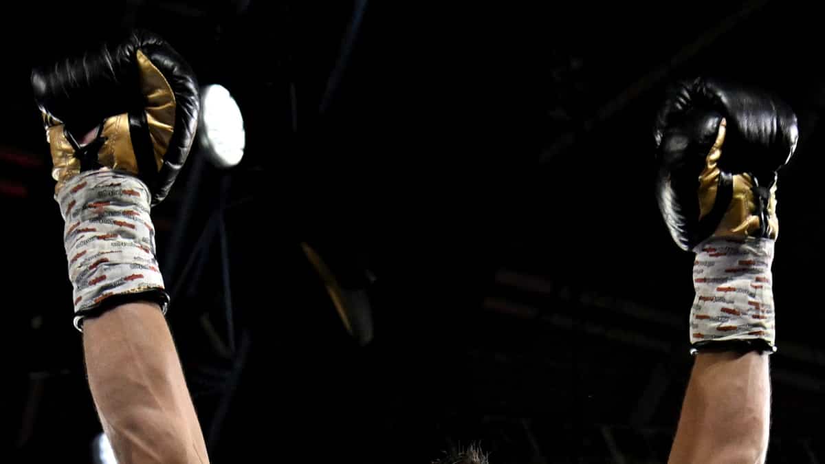 Luchadora de MMA agredió a dos policías en pleno vuelo en España y es investigada por “atentado contra la autoridad”