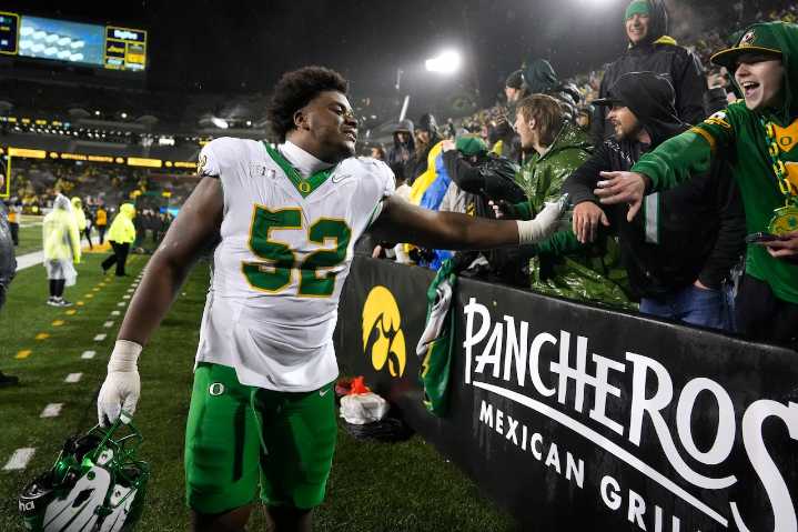 Watch #8 Oregon vs. Minnesota football tonight, start time, TV channel, free Streameast alternatives