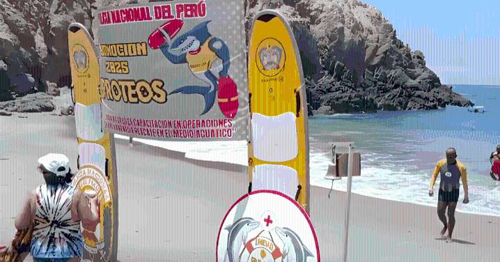 Salvataje PNP cumple travesía de nado como examen final en Mollendo