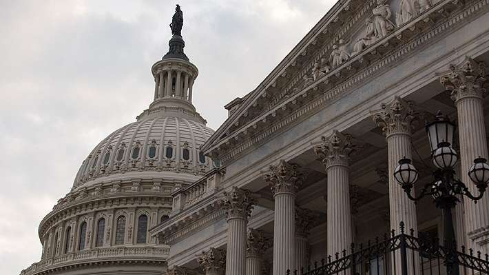 Senadores republicanos y demócratas alcanzan acuerdo para reabrir gobierno federal