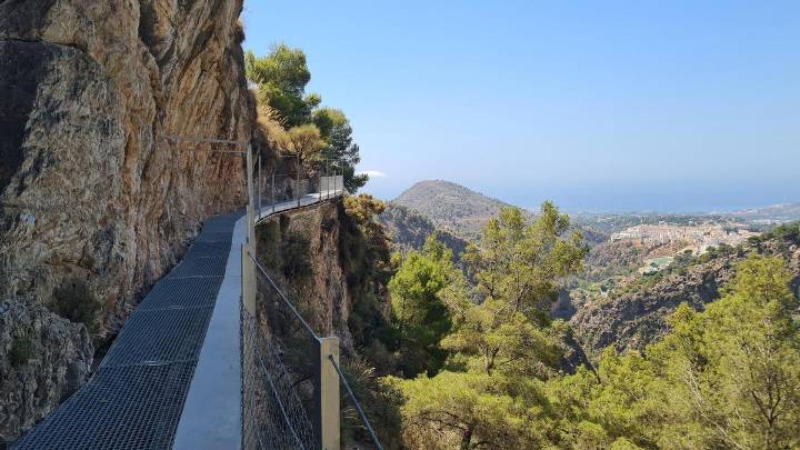Así es la ruta de Málaga que recorre una antigua acequia colgada sobre un barranco: está en uno de los pueblos más bonitos de España